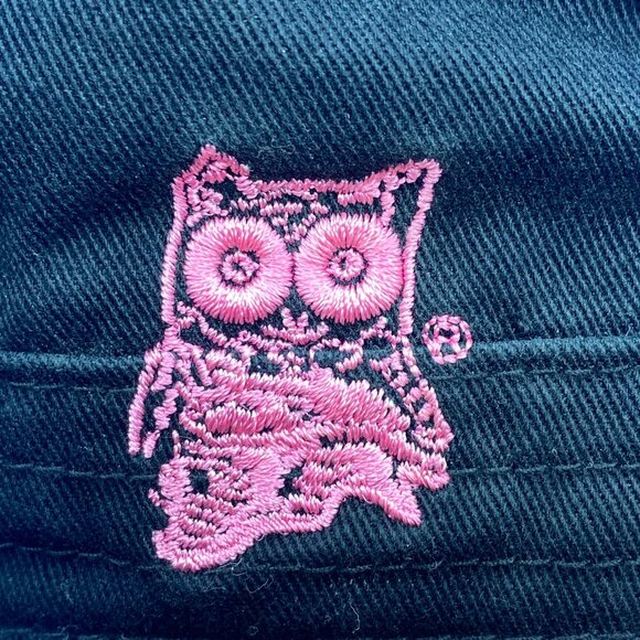 HOOTERS Rare Find Black Hat Rhinestone skull/crossbones Pink Lettering Vintage - Picture 5 of 9